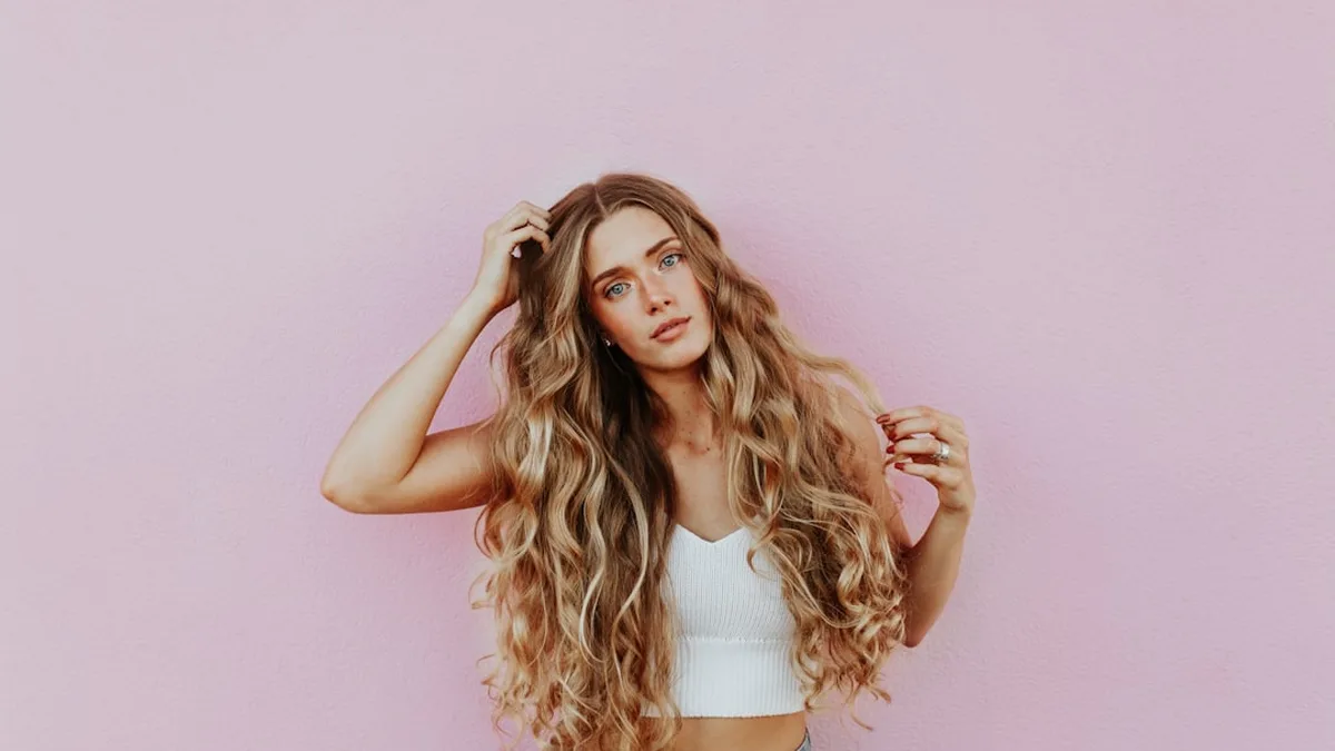 Cheveux fins et volume : ce qui donne vraiment du corps