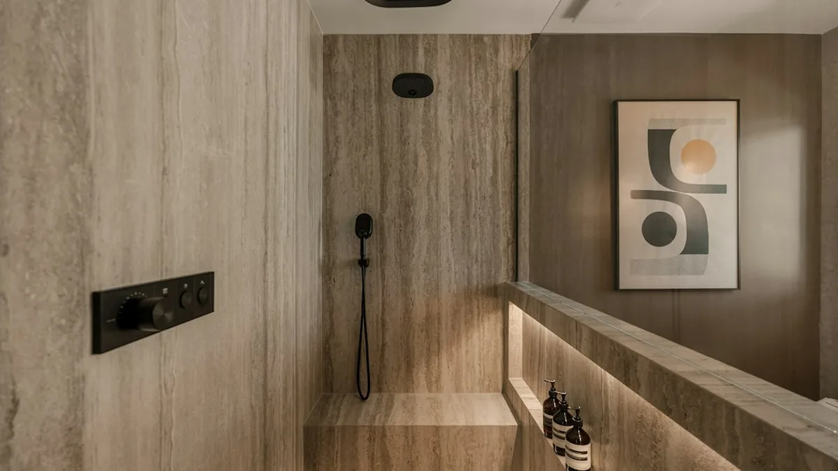 Comment carreler un mur de salle de bain